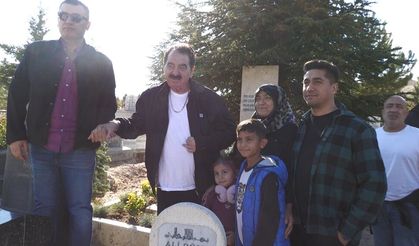 İbrahim Tatlıses'ten Neşet Ertaş'ın mezarına ziyaret / Video eklendi