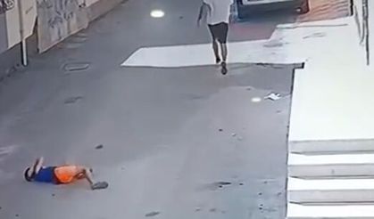 Kovaladığı çocuğu ayak bileğinden tutup yere fırlattı