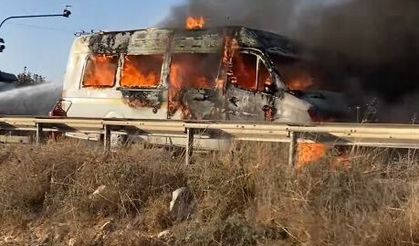 Minibüsle çarpışan motosikletin sürücüsü çıkan yangında öldü