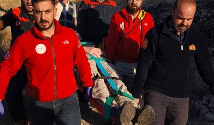 Van Kalesi'nden mağaraya düşen Alman turist, AFAD ve UMKE ekiplerince kurtarıldı