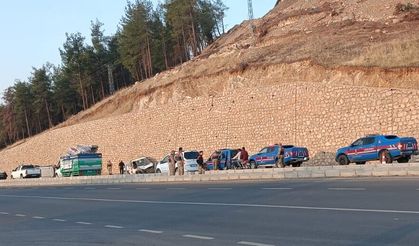 Gaziantep'te kamyonet, hafif ticari araca çarptı: 4 yaralı