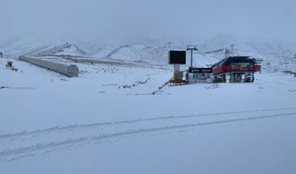 Kayseri'de kent merkezinde sağanak, Erciyes'te kar etkili oldu