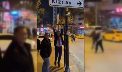 Mustafa Sarıgül, popüler olan Kızılay tabelası önünde gençlerle görüştü