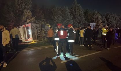 Otomobil ile çarpışan midibüs devrildi: 1'i ağır 8 yaralı
