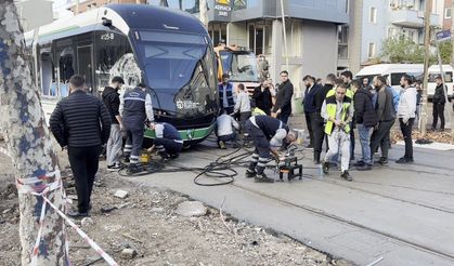 Tramvay ile çöp kamyonu çarpıştı: 3 yaralı