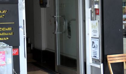 Bakırköy'de 2 kişinin iş merkezinin kapısına el bombası koyduğu anlar kamerada