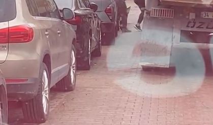 Güngören'de kaza yapan sürücülerin bıçaklı kavgası kamerada