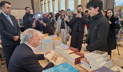 Hulusi Akar, 'Külliye'de Ramazan' etkinliklerinde imza gününe katıldı