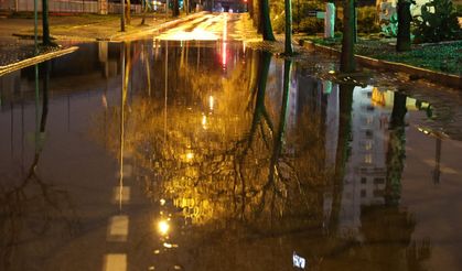 İzmir'de sağanak; cadde ve sokaklar göle döndü