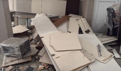 Kağıthane'de 3 ay önce ehliyetini alan sürücü fren yerine gaza bastı; depoya daldı