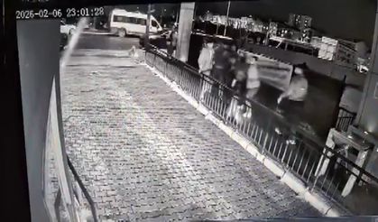 Küçükçekmece'de polis memuru ve eşini sokak ortasında darbettiler