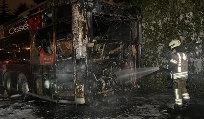 Beşiktaş'ta metrobüsün motor kısmı alev alev yandı; 60 yolcu tahliye edildi