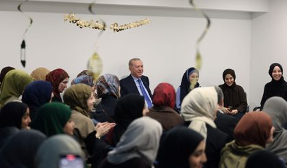 Cumhurbaşkanı Erdoğan, kız öğrenci yurdunu ziyaret etti