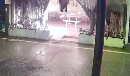 Kocaeli'de kafenin kundaklandığı anlar kamerada