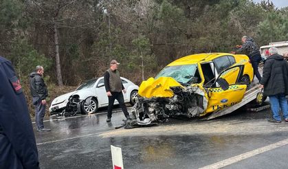 Sarıyer'de sollama yapan taksiyle yolcu minibüsü çarpıştı: 1 ölü 4 yaralı