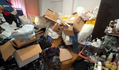 Avcılar'da 'çöp ev'in tahliyesi yeniden başladı, ev sahibi ile komşular tartıştı