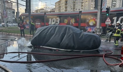 Kayseri'de elektrikli otomobil seyir halindeyken alev aldı