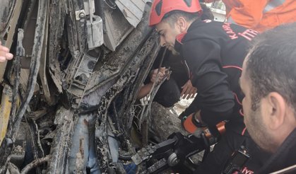 Yıkım sırasında enkazın altında kalan iş makinesinin operatörü yaralandı