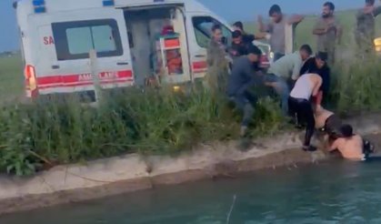 Şanlıurfa'da kanala devrilen otomobildekilere yardım için suya giren Suriyeli, öldü
