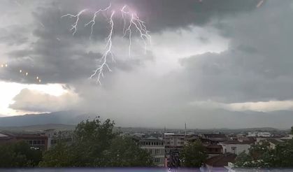Tokat'ta peş peşe düşen yıldırımlar kameraya yansıdı