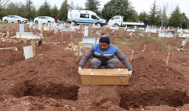 Çöpte ölü bulunan bebek, kimsesizler mezarlığına defnedildi