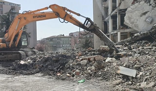 Gayrettepe'deki efsane 'Birinci Şube' binası yıkıldı