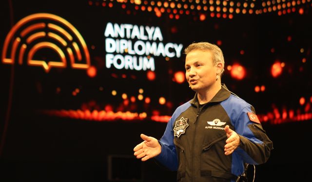 İlk Türk astronot Alper Gezeravcı, Antalya’da gençlerle buluştu