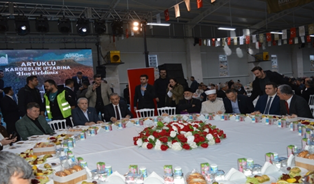 Mardin'de farklı dinlerin temsilcileri iftar sofrasında bir arada