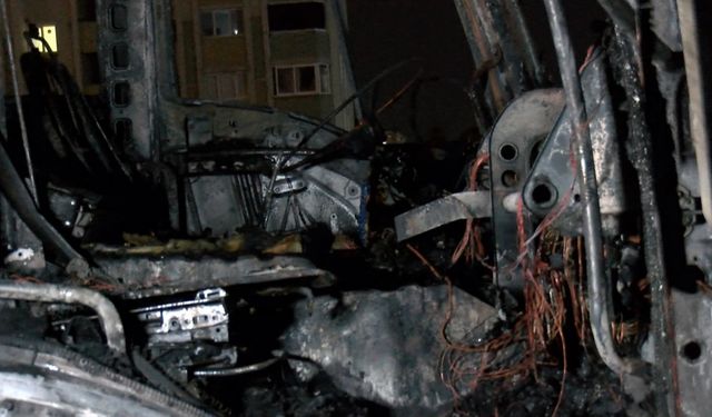 Başakşehir’de park halindeki kamyon alev alev yandı