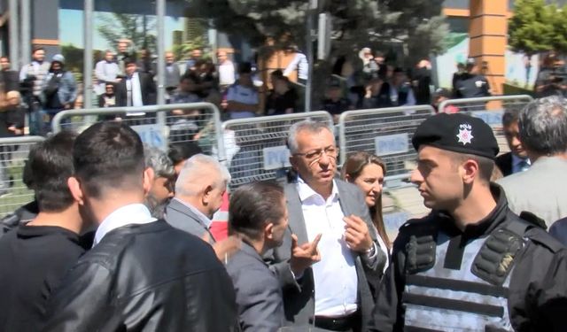 Gaziosmanpaşa seçim kurulu önünde, AK Parti ve CHP’lilerden karşılıklı açıklamalar