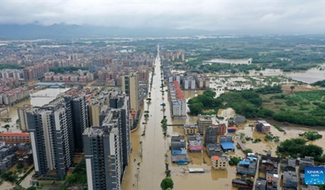 Çin sele teslim, 24 nehir taştı şehirler su altında