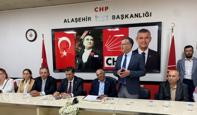 İYİ Parti'nin Alaşehir İlçe Başkanı ve 7 yönetim kurulu üyesi istifa edip, CHP'ye katıldı
