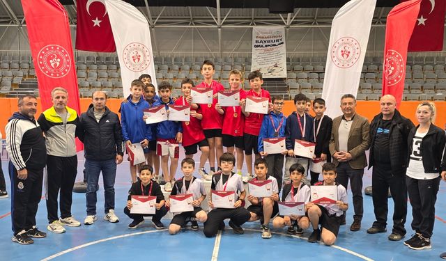 Erzincanlı badmintoncular elemelerde grup birincisi oldu