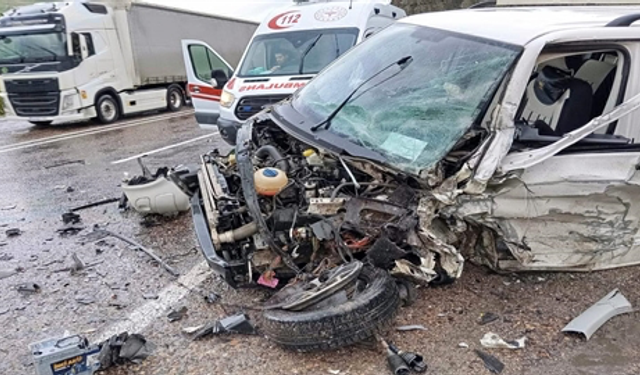 Ağrı'da hafif ticari araçla minibüs çarpıştı: 1'i bebek 2 ölü, 5 yaralı