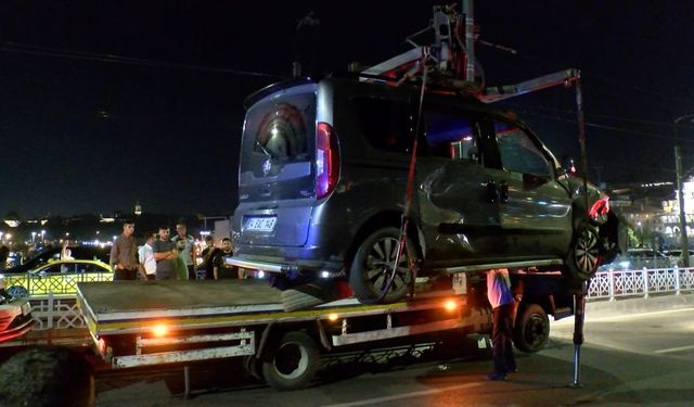 Galata Köprüsü'nde hafif ticari araç devrildi: 2 yaralı