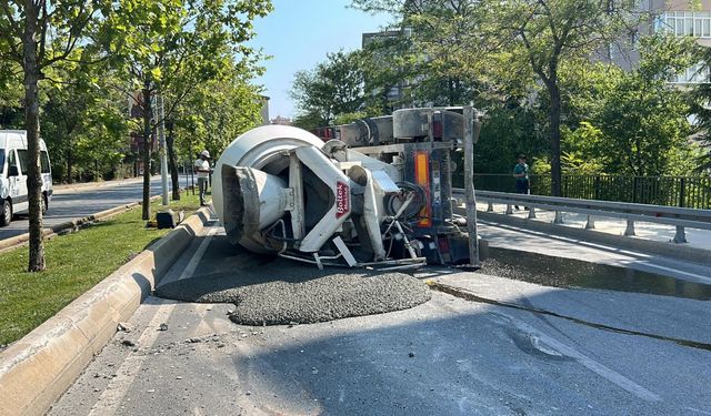 Kartal'da beton mikseri devrildi, şoför yaralı