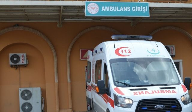 Mardin’de hafif ticari araç bariyere çarptı: 4 yaralı