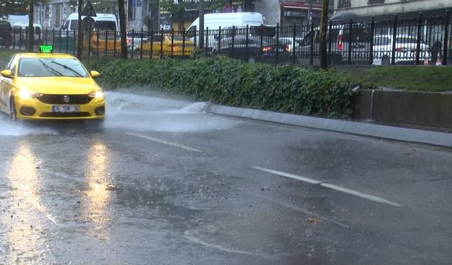 Taksim'i sağanak yağmur esir aldı