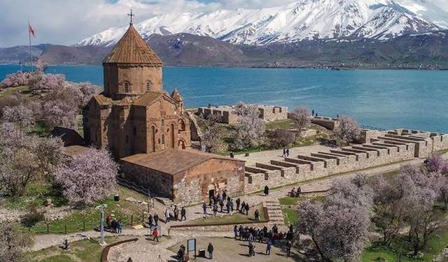 Prof. Dr. Şevket Alp: Tavşanlar Akdamar Adası'nın kuyusunu kazıyor