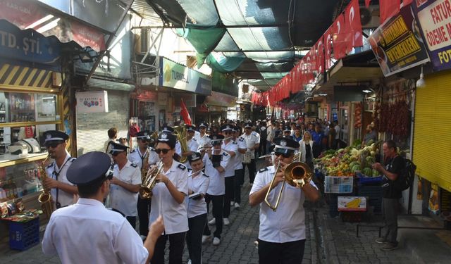 350 metrelik dev Atatürk Posteri ile İzmir’de ‘Zafer Yürüşü’