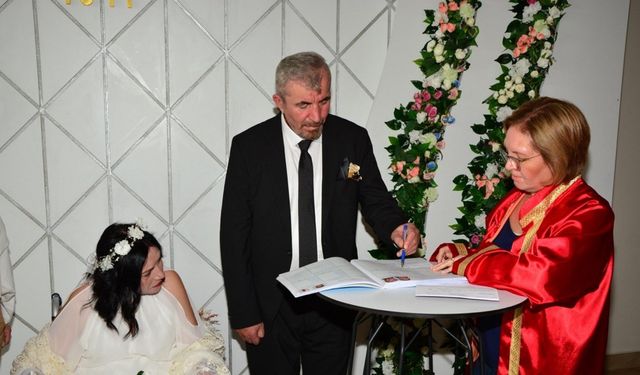 Bakımevinden nikah masasına tanışan engelli çiftin mutlu günü