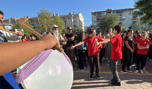 Edirne'de öğrenciler, davul ve zurna ekibiyle dersbaşı yaptı