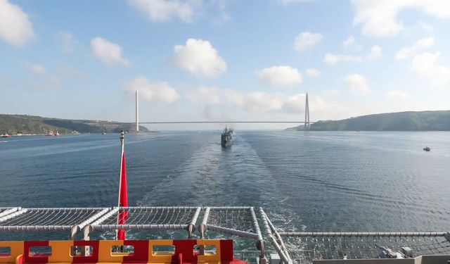 TCG Anadolu ve 15 savaş gemisi boğaz geçişi gerçekleştirdi