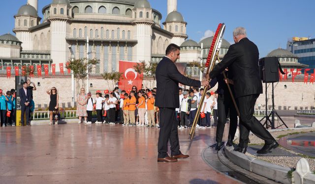 Yeni eğitim-öğretim yılının başlaması dolayısıyla Taksim Cumhuriyet Anıtı’nda tören düzenlendi