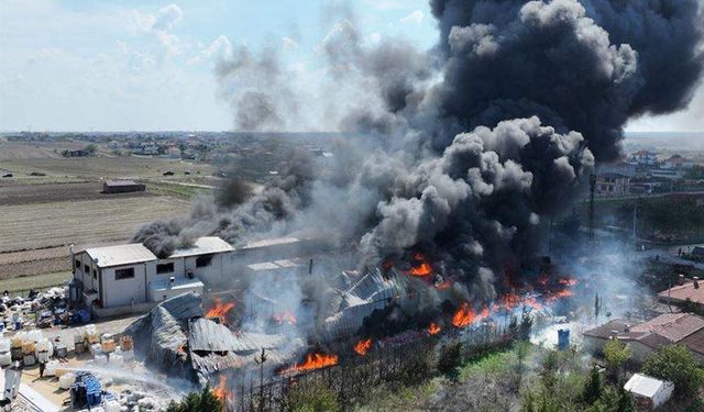 Tekirdağ'da fabrika yangını kısa sürede büyüdü