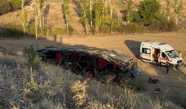 Afyonkarahisar'da yolcu otobüsü devrildi: 21 yaralı