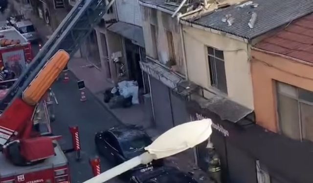 Beyoğlu’nda binanın çatısından kopan beton parçalar korkuttu