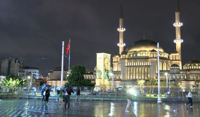 Beyoğlu'nda sağanak yağış etkili oldu