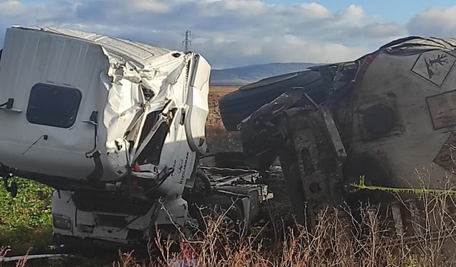 Çorum'da tanker, minibüs biçti: 1 ölü, 17 yaralı