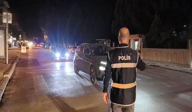 Denetimden kaçarken polislerin üstüne süren araç sahibi tutuklandı